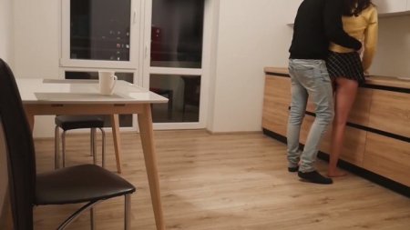 Хулиган прямо на кухне поимел жену товарища