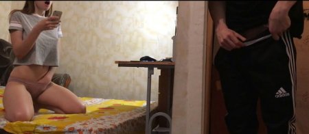 Заглянул в комнату а там сестра дрочит