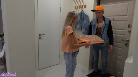 Дала курьеру кончить на лицо за пиццу